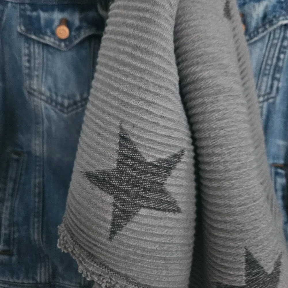 NWT Pretty Persuasions Reversible Gray Star Print Ripple Effect Scarf